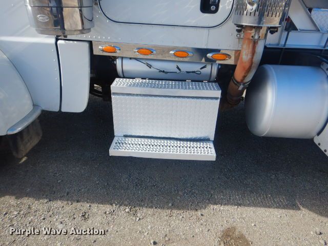 image for item GF9094 2011 Peterbilt 389 semi truck