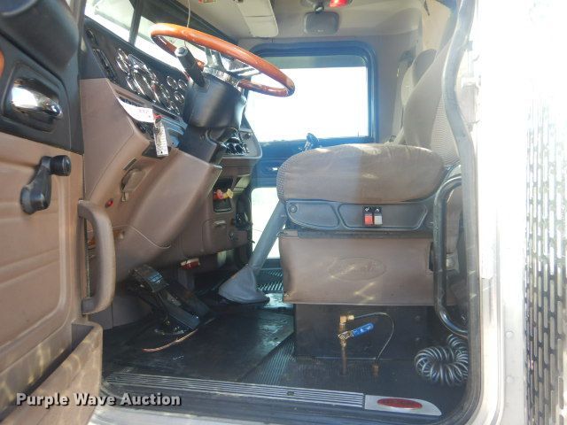 image for item GF9094 2011 Peterbilt 389 semi truck