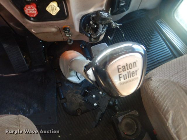 image for item GF9094 2011 Peterbilt 389 semi truck