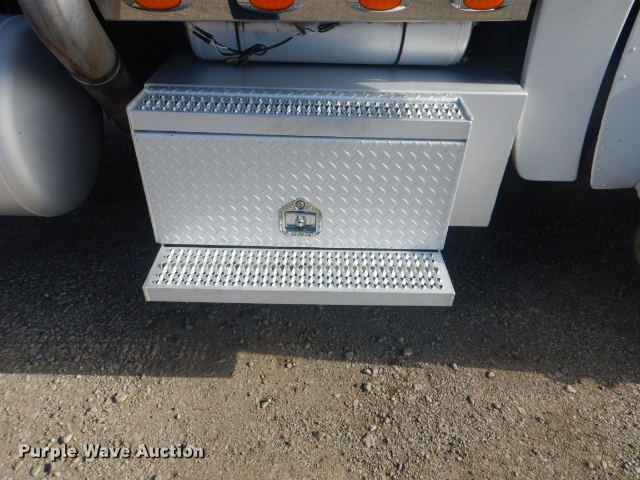 image for item GF9094 2011 Peterbilt 389 semi truck