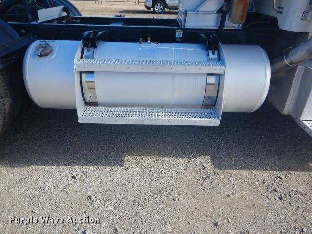 image for item GF9094 2011 Peterbilt 389 semi truck