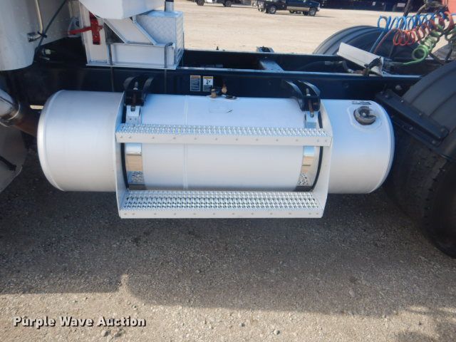 image for item GF9094 2011 Peterbilt 389 semi truck