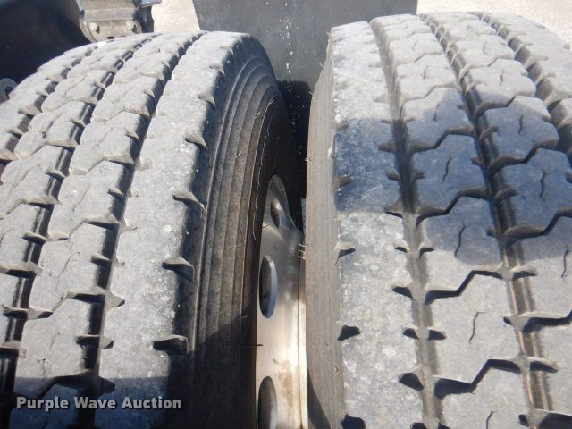 image for item GF9094 2011 Peterbilt 389 semi truck