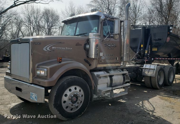 image for item GG9592 2012 Western Star 4900FA semi truck