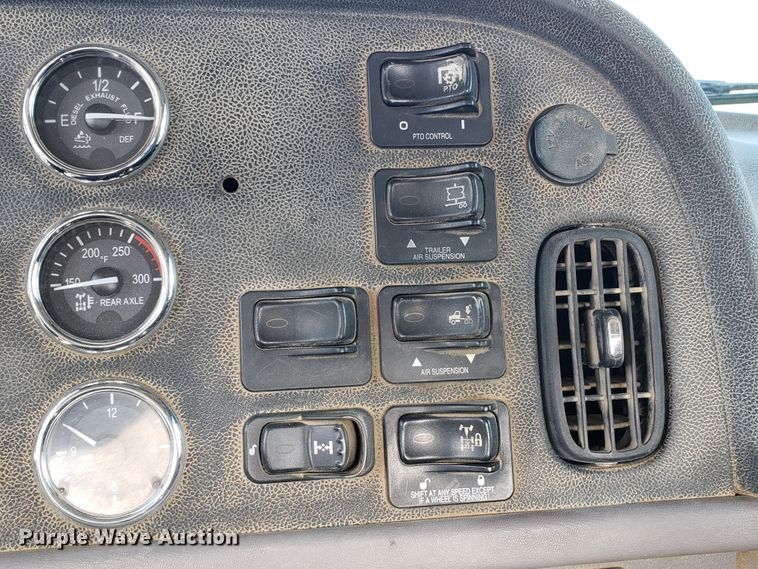 image for item GG9598 2012 Peterbilt 388 semi truck