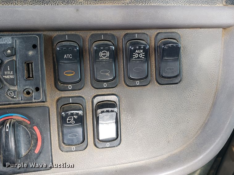 image for item GG9598 2012 Peterbilt 388 semi truck