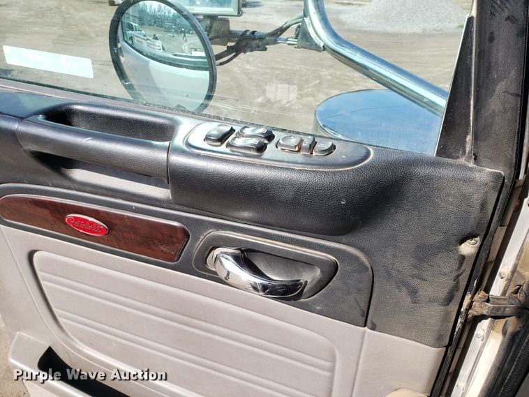 image for item GG9598 2012 Peterbilt 388 semi truck