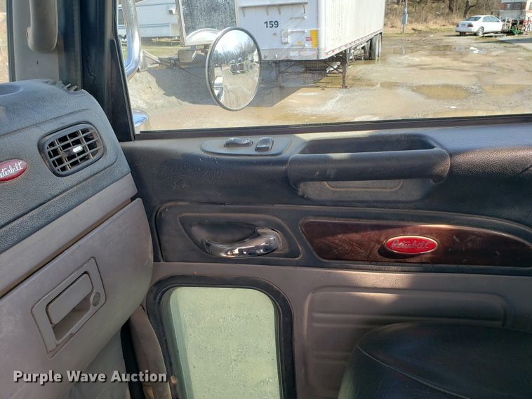 image for item GG9598 2012 Peterbilt 388 semi truck