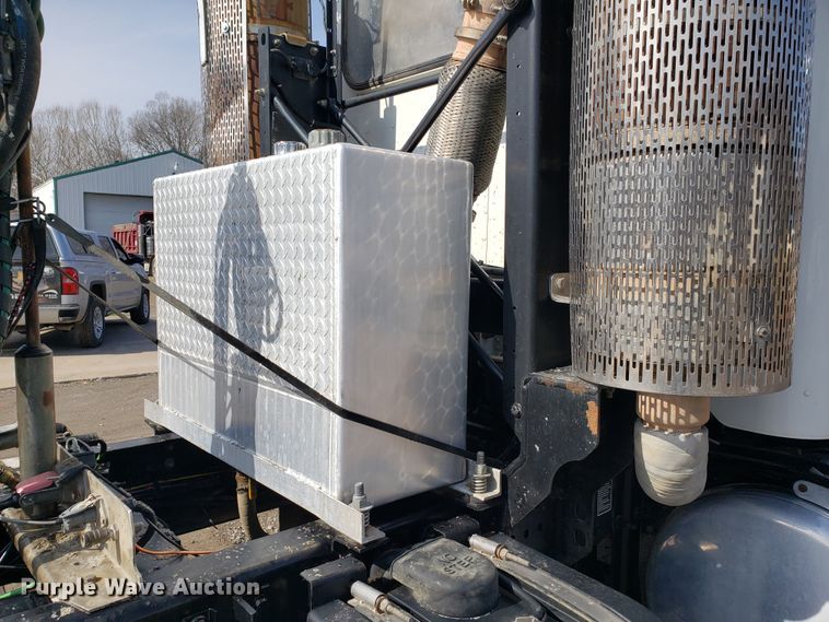 image for item GG9598 2012 Peterbilt 388 semi truck