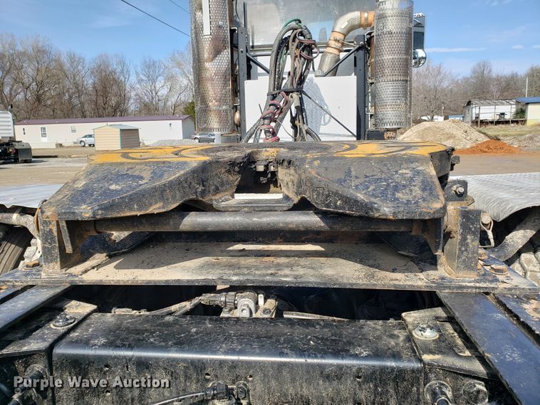 image for item GG9598 2012 Peterbilt 388 semi truck