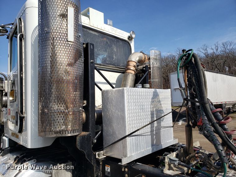 image for item GG9598 2012 Peterbilt 388 semi truck