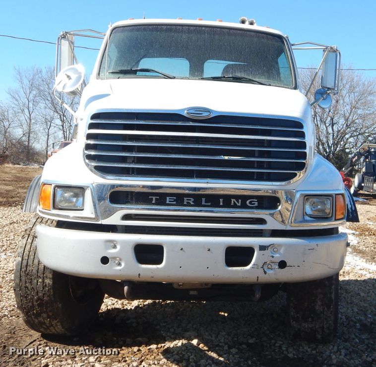 image for item GG9666 2007 Sterling L-Line truck cab and chassis