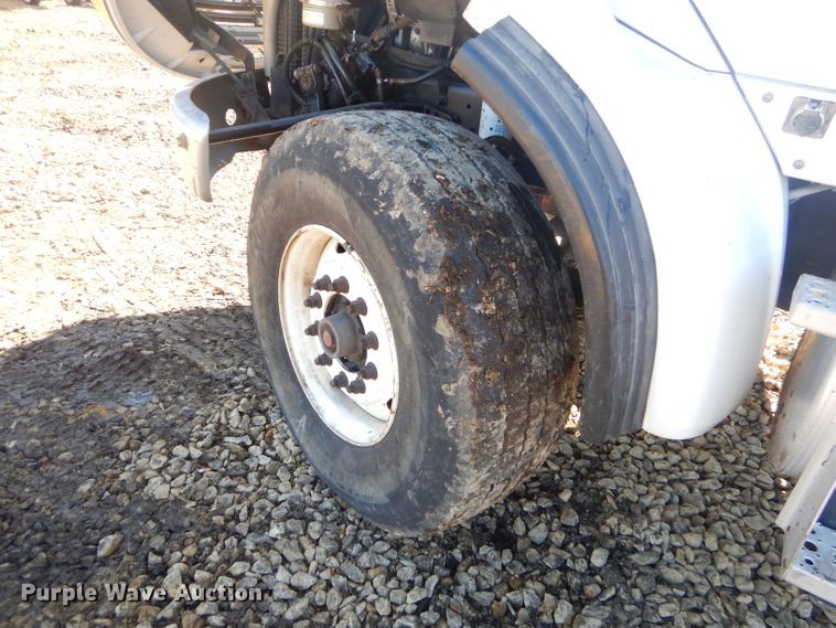 image for item GG9666 2007 Sterling L-Line truck cab and chassis