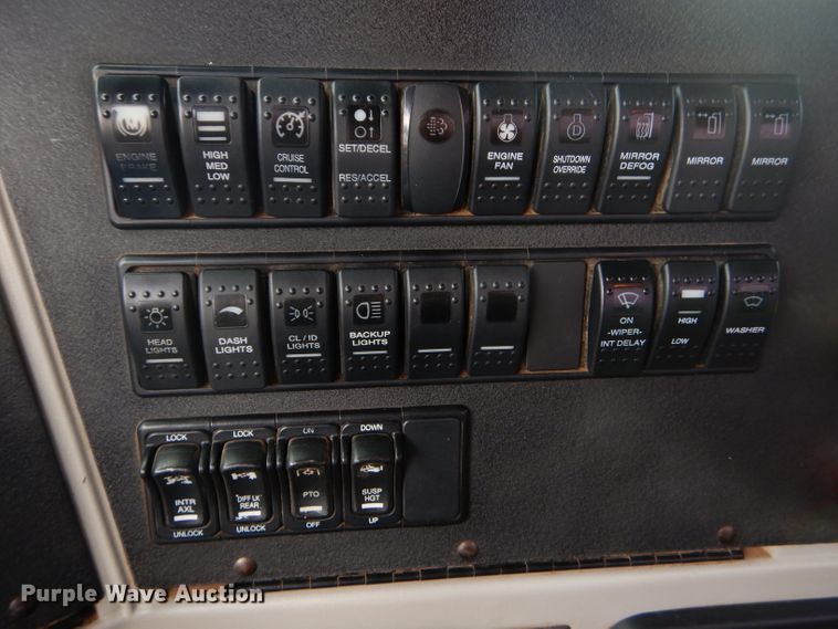 image for item GG9728 2012 Western Star 4900FA semi truck