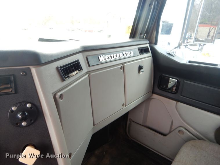 image for item GG9728 2012 Western Star 4900FA semi truck