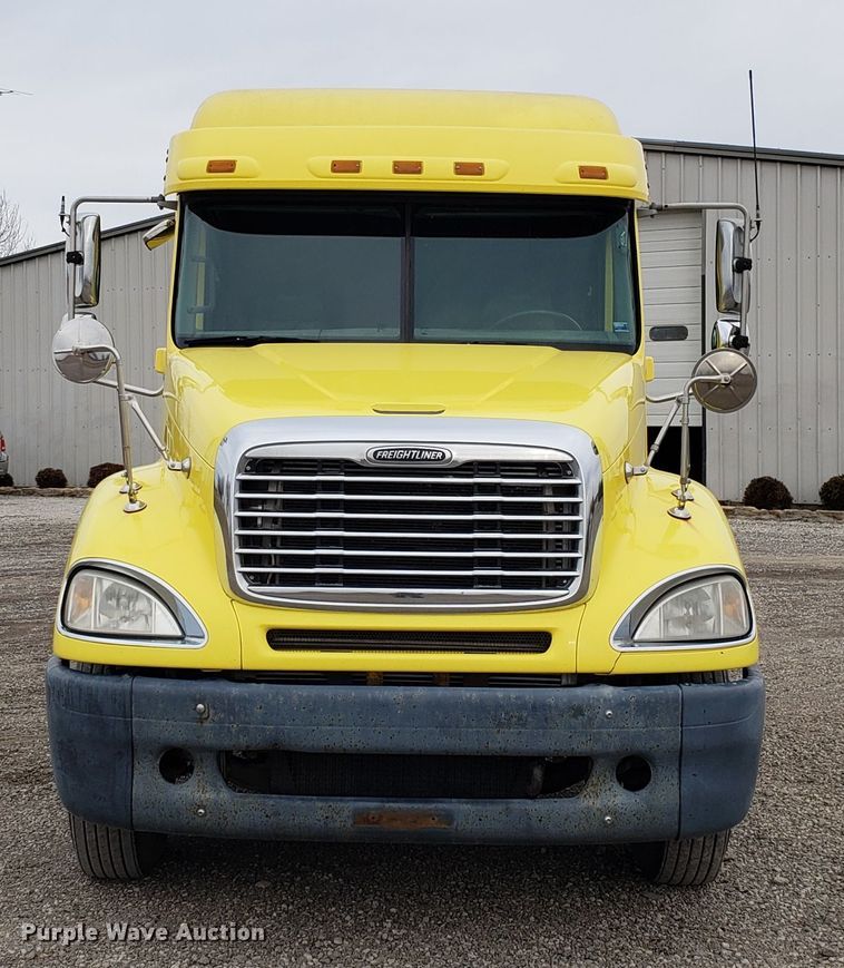 image for item L1430 2006 Freightliner Columbia 120 semi truck