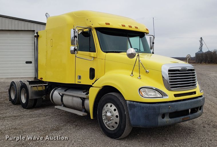 image for item L1430 2006 Freightliner Columbia 120 semi truck