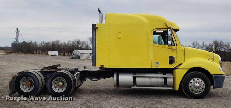 image for item L1430 2006 Freightliner Columbia 120 semi truck