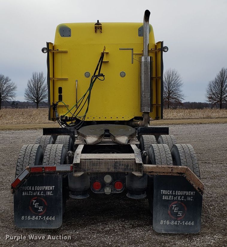 image for item L1430 2006 Freightliner Columbia 120 semi truck