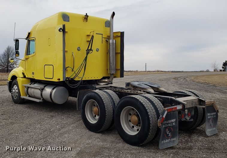 image for item L1430 2006 Freightliner Columbia 120 semi truck