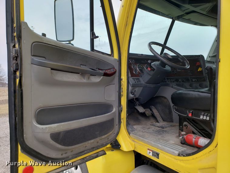 image for item L1430 2006 Freightliner Columbia 120 semi truck