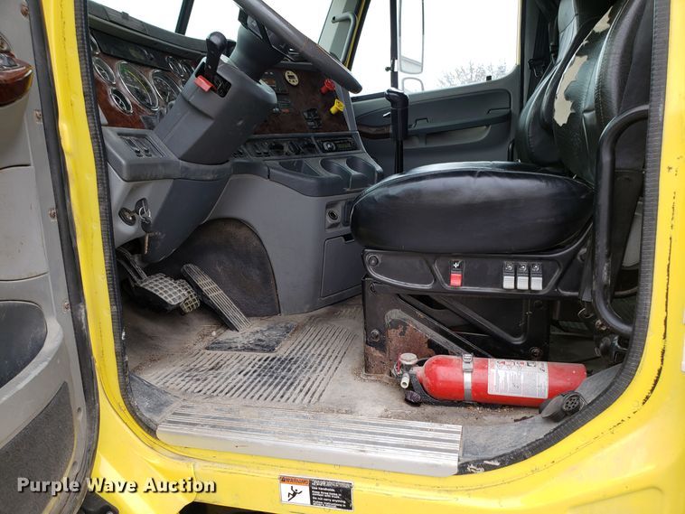 image for item L1430 2006 Freightliner Columbia 120 semi truck