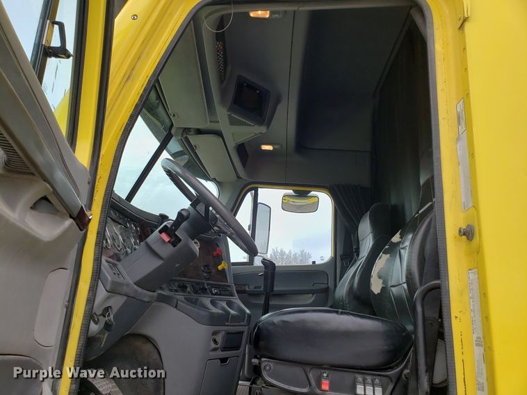 image for item L1430 2006 Freightliner Columbia 120 semi truck