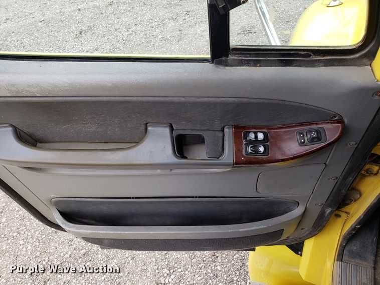 image for item L1430 2006 Freightliner Columbia 120 semi truck