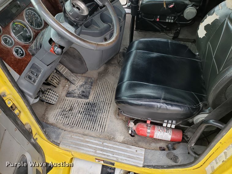 image for item L1430 2006 Freightliner Columbia 120 semi truck