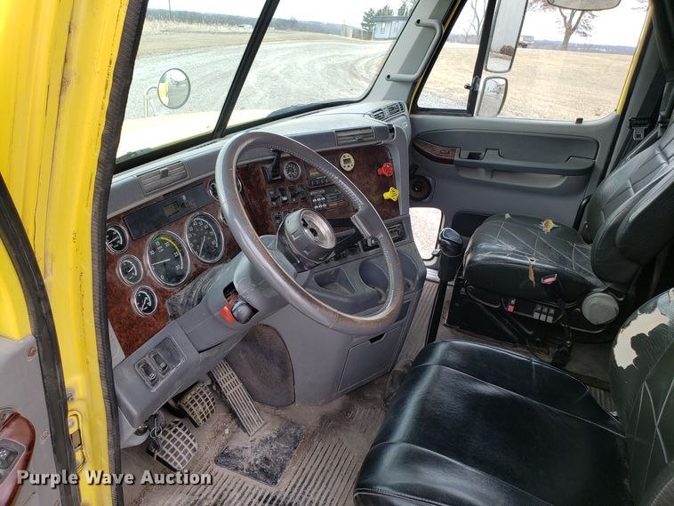 image for item L1430 2006 Freightliner Columbia 120 semi truck