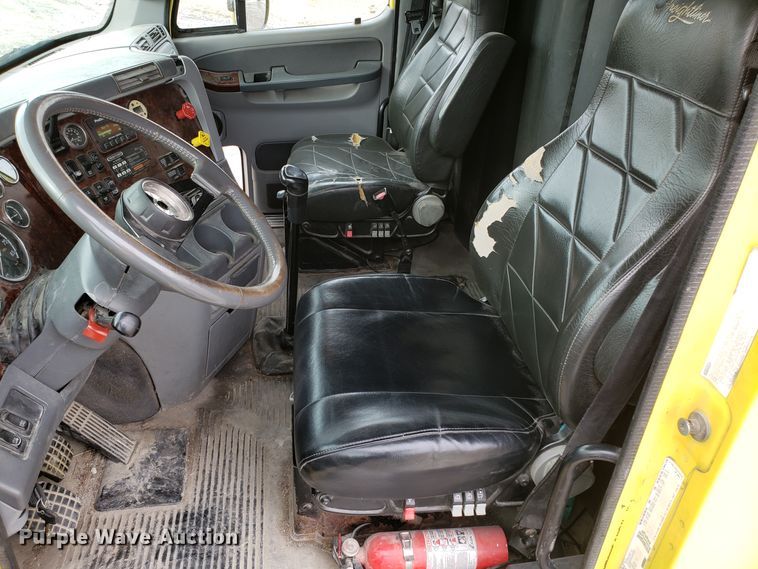 image for item L1430 2006 Freightliner Columbia 120 semi truck