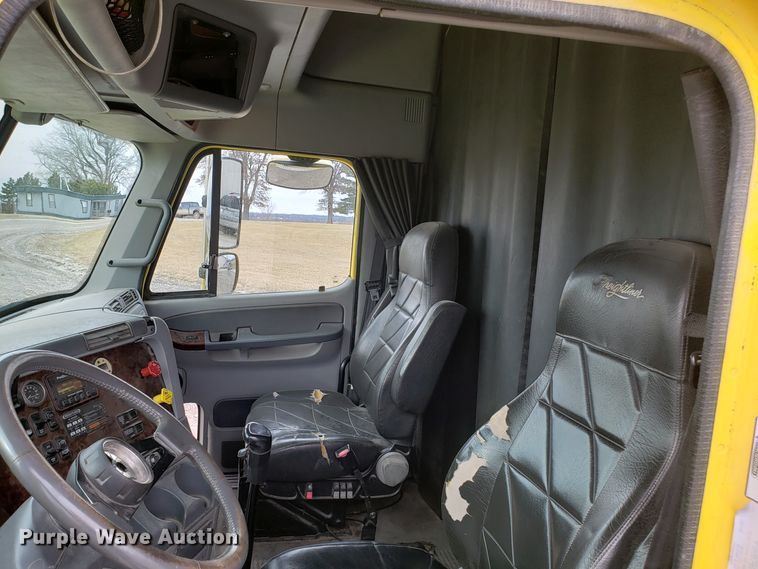 image for item L1430 2006 Freightliner Columbia 120 semi truck