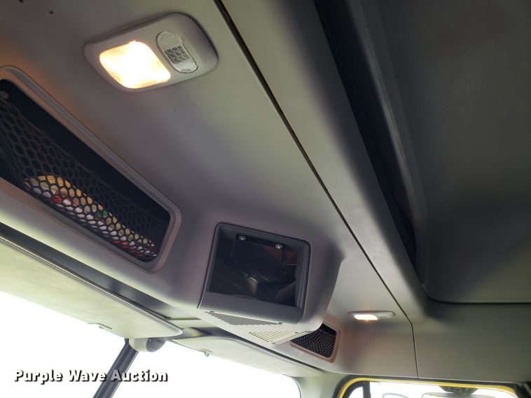 image for item L1430 2006 Freightliner Columbia 120 semi truck