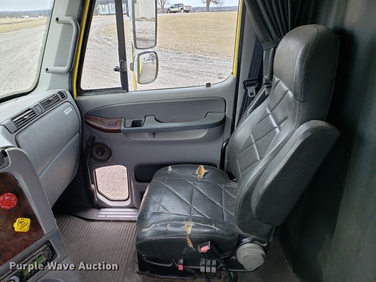 image for item L1430 2006 Freightliner Columbia 120 semi truck