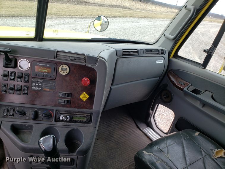 image for item L1430 2006 Freightliner Columbia 120 semi truck