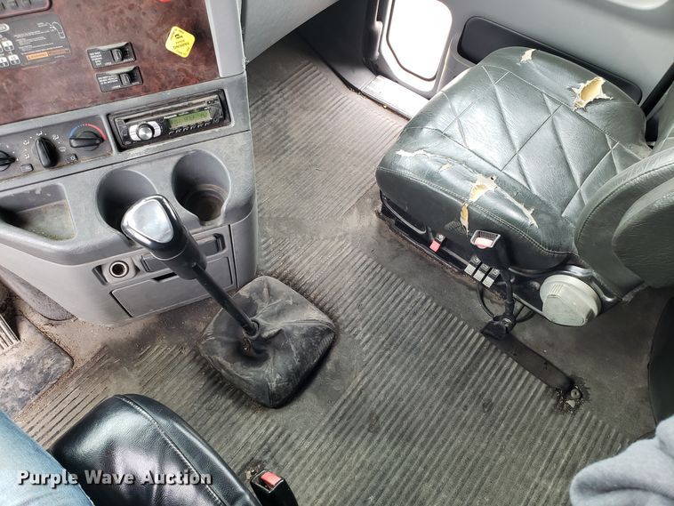 image for item L1430 2006 Freightliner Columbia 120 semi truck