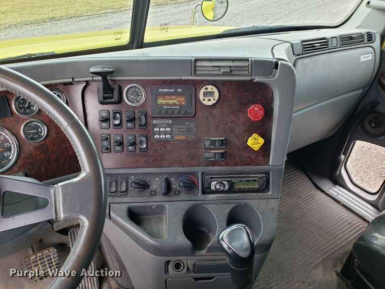 image for item L1430 2006 Freightliner Columbia 120 semi truck