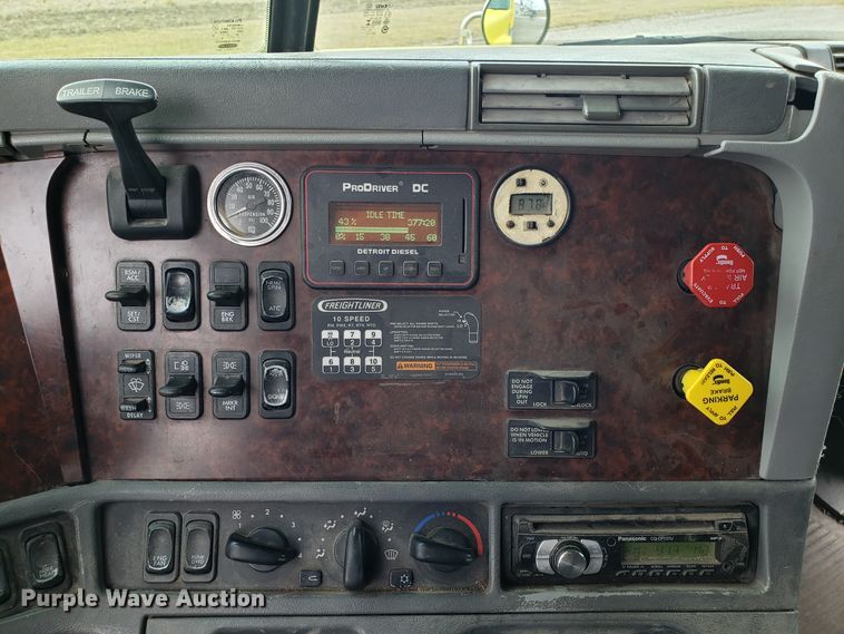 image for item L1430 2006 Freightliner Columbia 120 semi truck