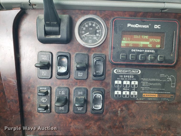 image for item L1430 2006 Freightliner Columbia 120 semi truck