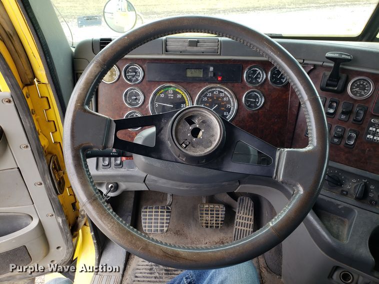 image for item L1430 2006 Freightliner Columbia 120 semi truck