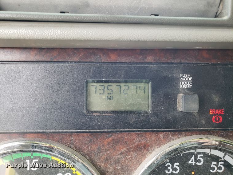 image for item L1430 2006 Freightliner Columbia 120 semi truck