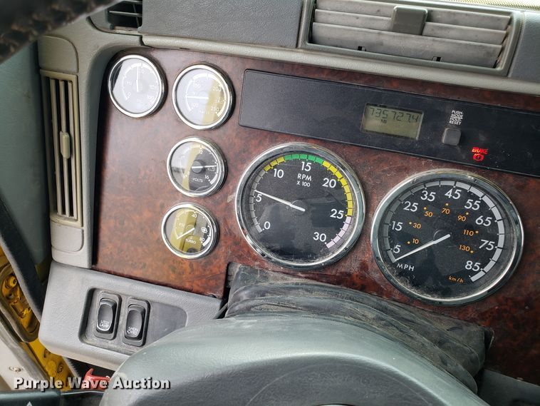 image for item L1430 2006 Freightliner Columbia 120 semi truck