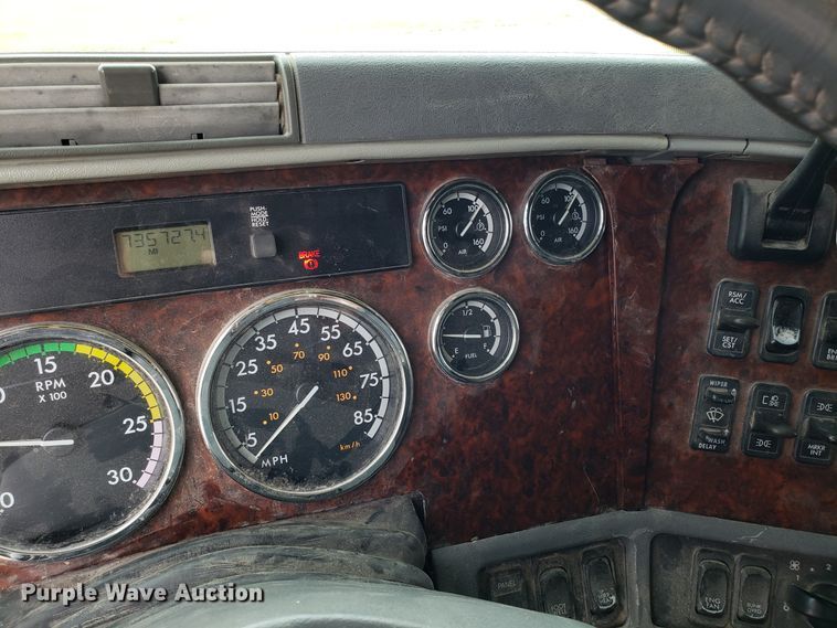 image for item L1430 2006 Freightliner Columbia 120 semi truck