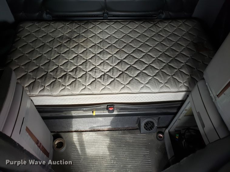 image for item L1430 2006 Freightliner Columbia 120 semi truck