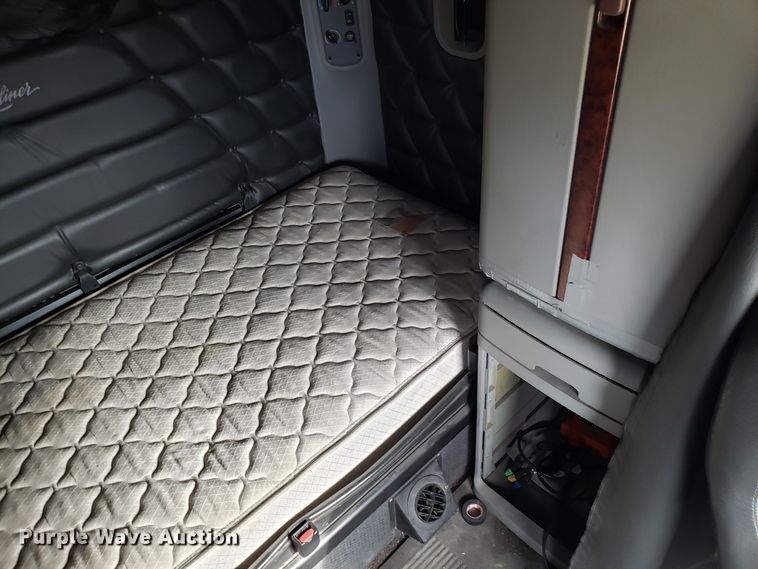 image for item L1430 2006 Freightliner Columbia 120 semi truck