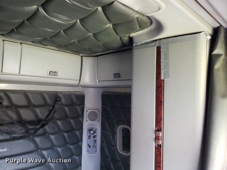 image for item L1430 2006 Freightliner Columbia 120 semi truck