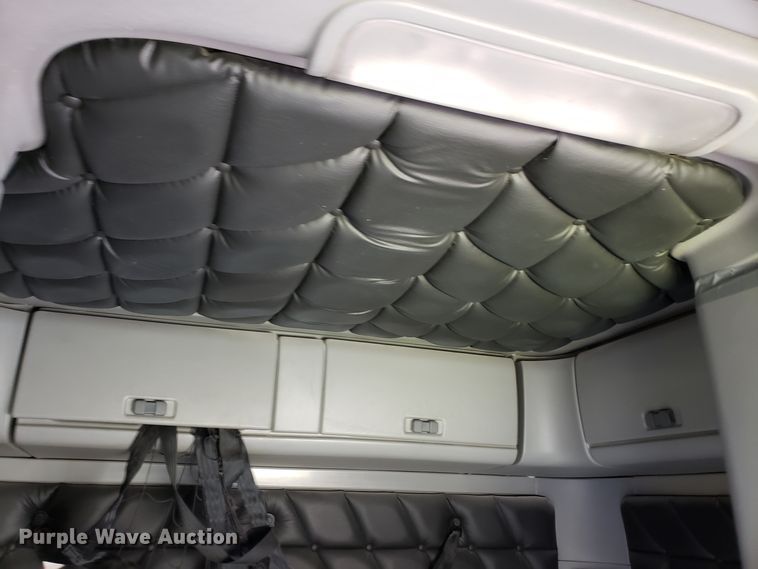 image for item L1430 2006 Freightliner Columbia 120 semi truck