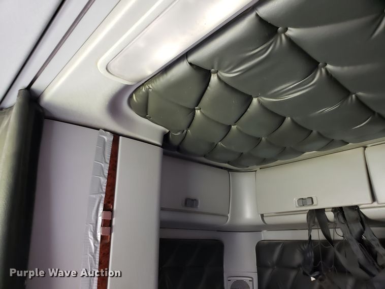 image for item L1430 2006 Freightliner Columbia 120 semi truck