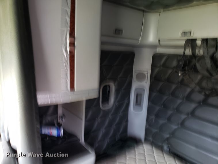 image for item L1430 2006 Freightliner Columbia 120 semi truck