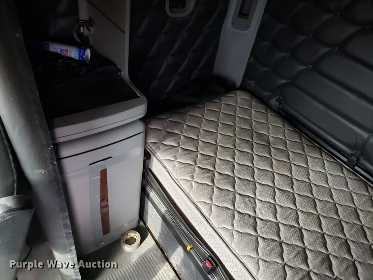 image for item L1430 2006 Freightliner Columbia 120 semi truck